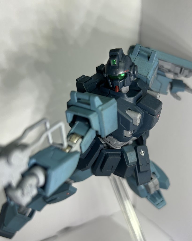 ストーリー的には「蒼い死神」ではなく「蒼い稲妻」として書いたつもりなのです。あえてどこの戦場でのお話か、時期は書いておりません。誰かが見た、蒼いジムということにしてます。まぁ、ぶっちゃけ言って僕の過去作のうちの誰かですが、本当に見たのか、見てないのかどっちでも良いようにしております。ご想像にお任せしてます。