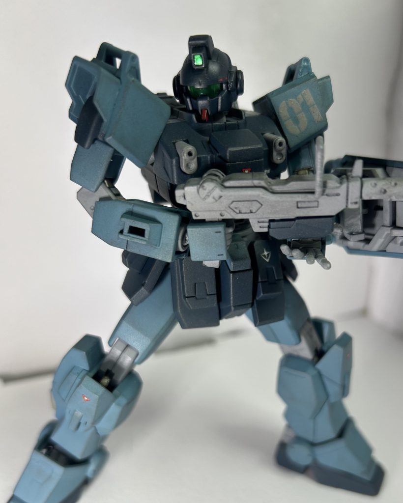 カラーリング。濃ゆい青、ネービーブルー。明るい青、インターミディエイトブルー。赤、モンザレッド。灰色、ミディアムグレイ。銀色、チタンシルバー。個人的に旧HGの方のブルーディスティニーのカラーリングの方が「らしい」って感じてるんで旧HGっぽく。個人的にイイ感じの青の配色になったと思う…！後、和色的に言ったら蒼色は青緑をさらに緑に寄せた感じだったはずなんで、緑がかったインターミディエイトブルーをメインに使いました。