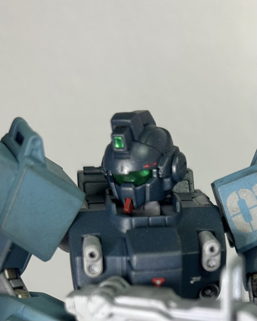 本当はゴーグルとかメインカメラにオーロラシールを貼りたかったけど、近くの店に売ってなかったので断念……！ゴーグル奥にはメタリックシールで光が当たるとギラリと丸目が……。何考えてるか分からない丸目にはある意味1番のこだわり。あまり見えませんが。