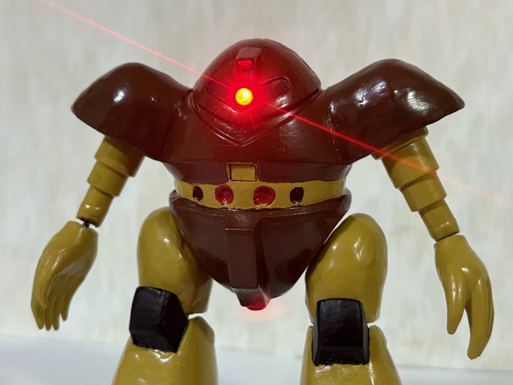 実際に光らせた写真。モノアイをLEDライトにするだけで物凄くカッコよくなるのだ(zaku-kao6)
