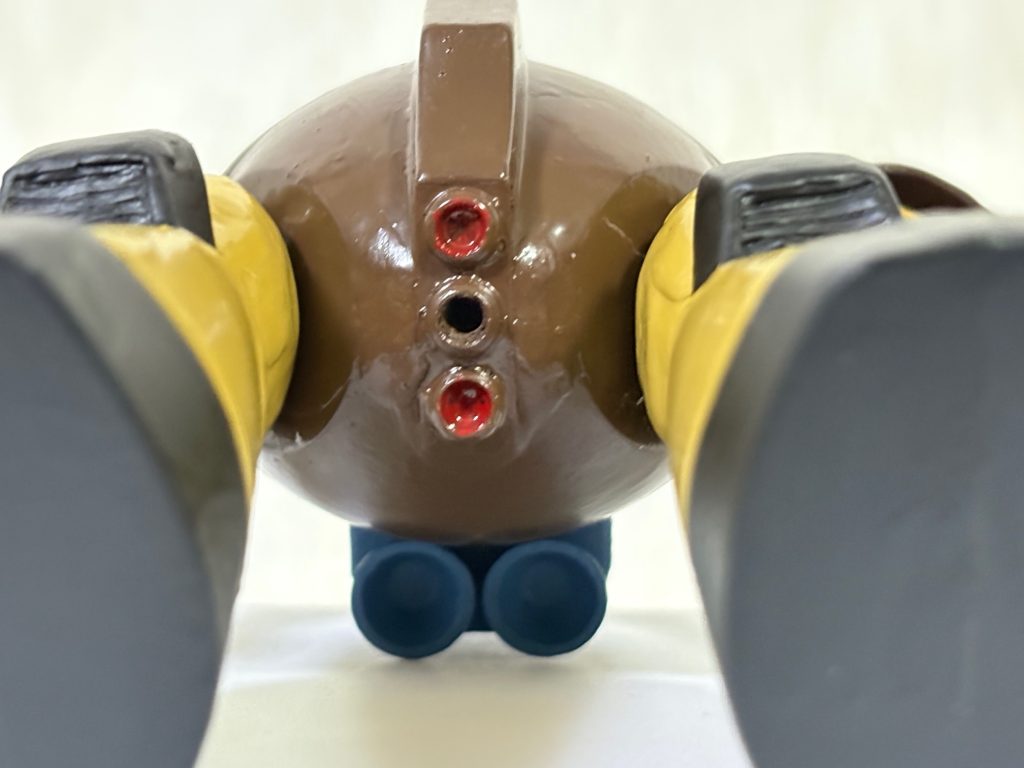 なお股関節の中央のバーニアはダミーとなっており、穴の中にはスタンドを付けるジョイントが仕込んであるので、泳ぐゴッグも再現可能。※ちなみにHGUC版だとこういう事はできない(少なくとも素組みでは)。