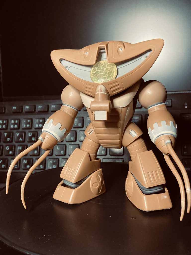 定番のHGUCアッガイボディは使用せず、素材の良さを活かすプランで弄ってみました。複眼はキットから切り出しパテで補完したものをクリアイエローのUVレジンでおゆまる複製、ツルツルまで研磨した裏側にオーロラシートを貼ってます。ネオジム磁石で可動しますがハニカム模様が斜めにならないよう調整するために、口ダクト部は着脱できるようにしています。モノアイレールはプラ板で作成、モノアイシールドはコンビニざる蕎麦のフタ切り出しですw