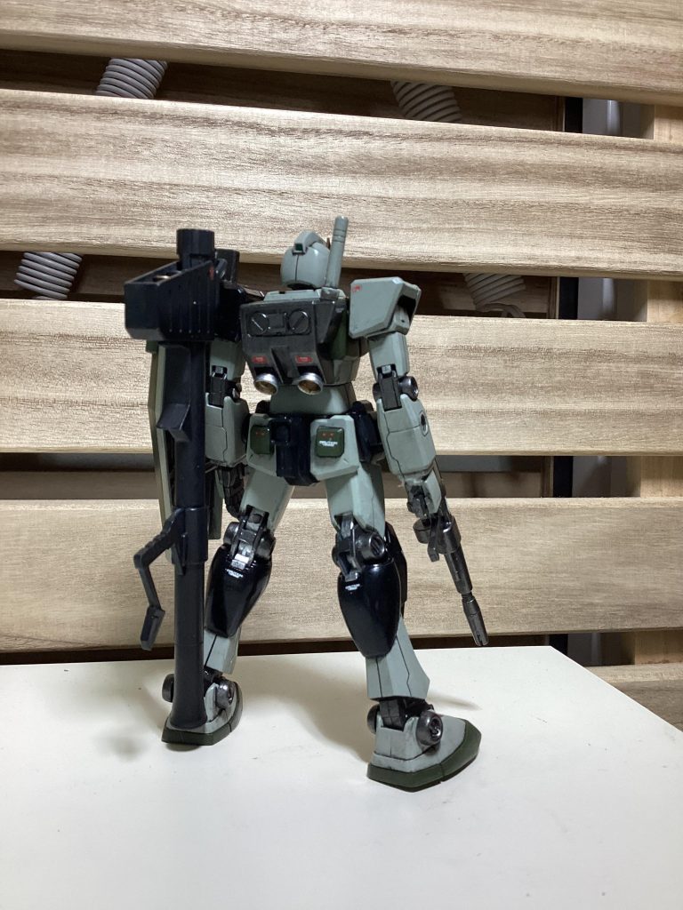 背面のバズーカは肩に懸架できるようにしています