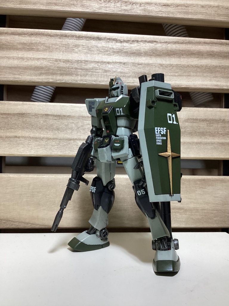 ガンダムを元に量産型MS、ジムを開発する過程で開発された試作量産機、という妄想設定で制作しました。量産機という事で、メインカメラはツインアイではなく、バイザーです。