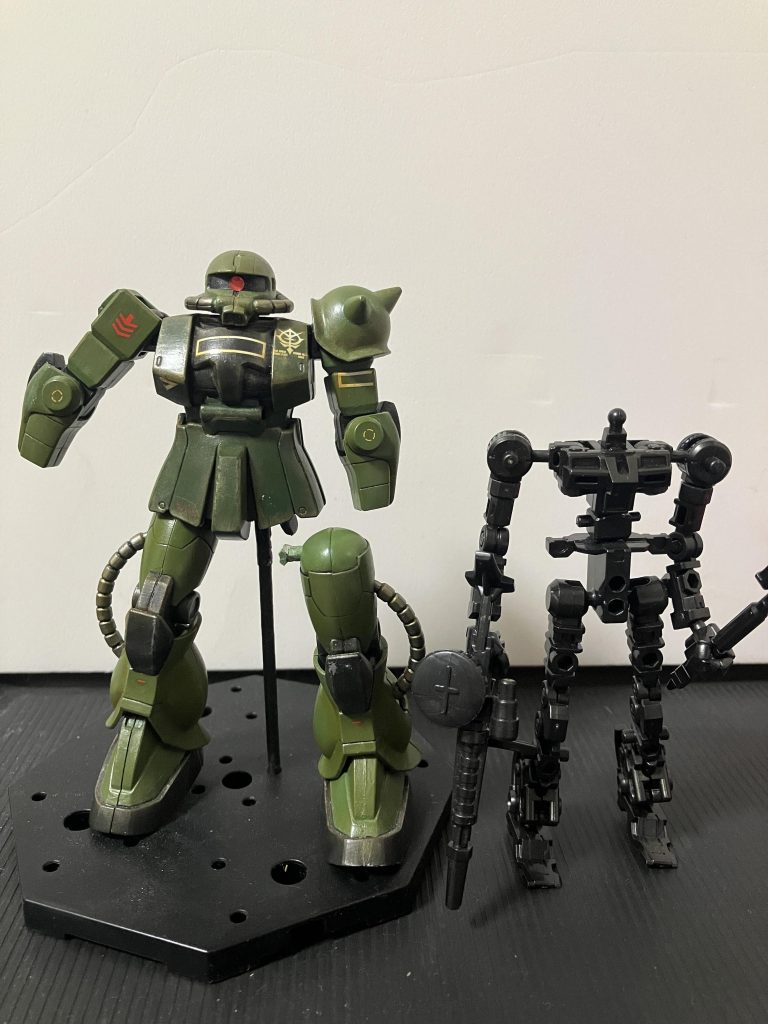 可哀想な写真です。こんなこともあるだろうと、Gフレーム シャアザクR1の可動フレームだけを持っていた。