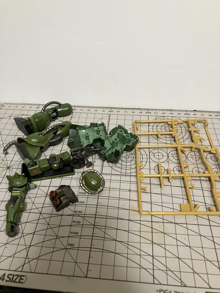 Gフレームを仕込むと,全部塗り替えになるので,ランナーでお手軽0円修理に予定変更