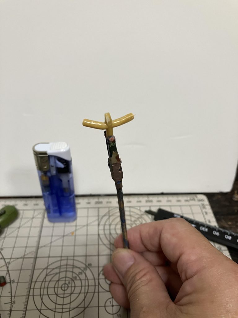 ライターで炙って、ちょっとだけ後ろ斜め上に曲げる。