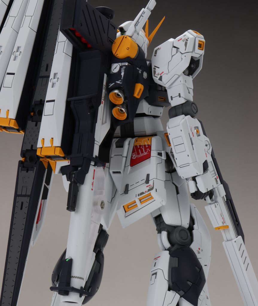 バーニア内に市販パーツでマズルを表現。