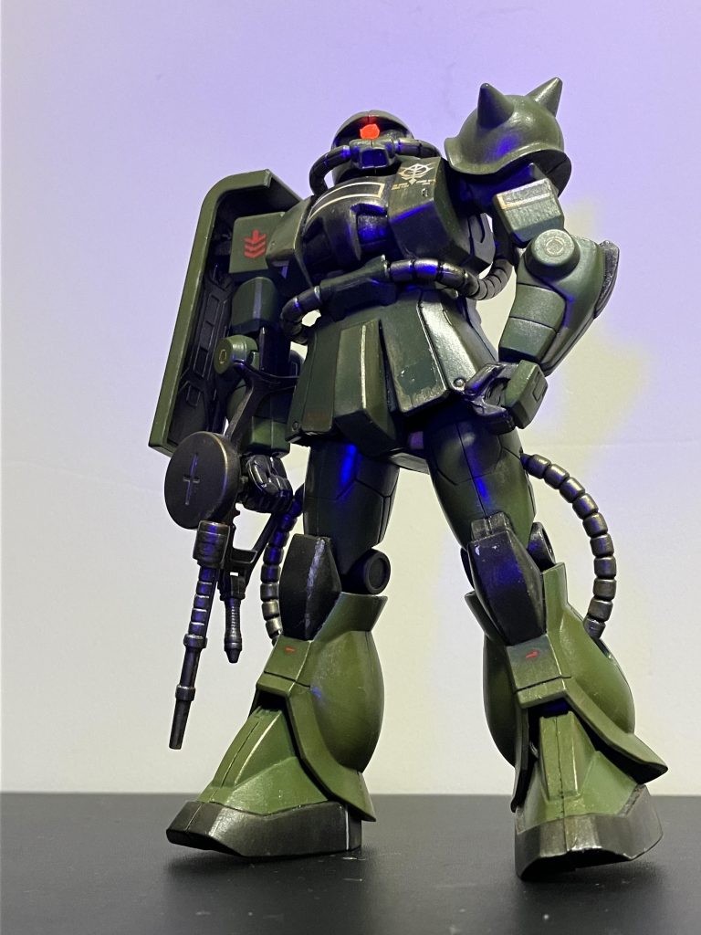 両足で立てました。(かかとは浮いてる)ついでにモノアイだけHアイズに変更ほんでもってグポン