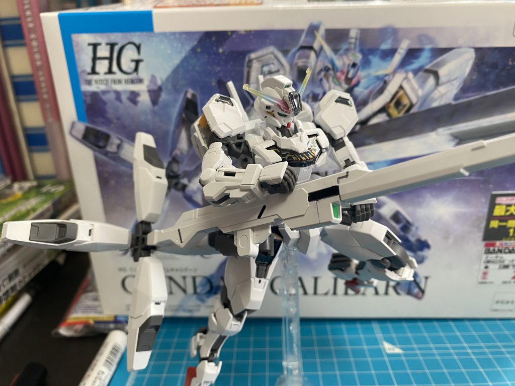 HGのキャリバーンには、専用のアクションベースが付属してたので早速、箱ジャケと同じポーズで！う〜ん、カッチョ美しい😍アクションベース付属は初めてだったのでなんか得した気分wキャリバーン以外にも付属でついてるやつってあるのかな？