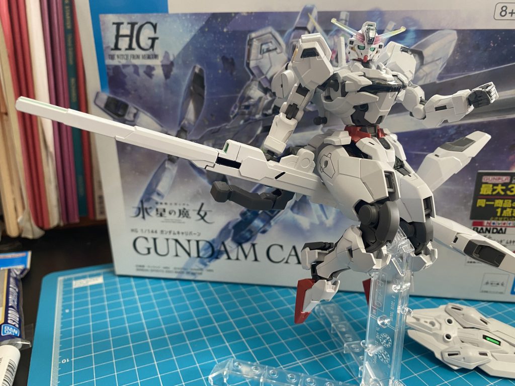 調子に乗って、ホウキに乗ったまさに魔女風なキャリバーンも再現wう〜ん、カッチョ可愛い😍キャリバーンは白を貴重としてるのでゲート処理も目立たず楽でした。墨入れも黒をちょっと足しただけなんで楽チンでしたね。初心者にもオススメのHGで助かりました。 