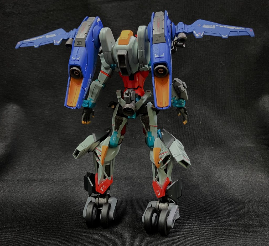 【背面】バックパックは、より推進力が高いものと思って、水星の魔女から拝借。そのままの色合いの方がまとまりが良かったので、あえて元のカラーに違い色で塗装しました。