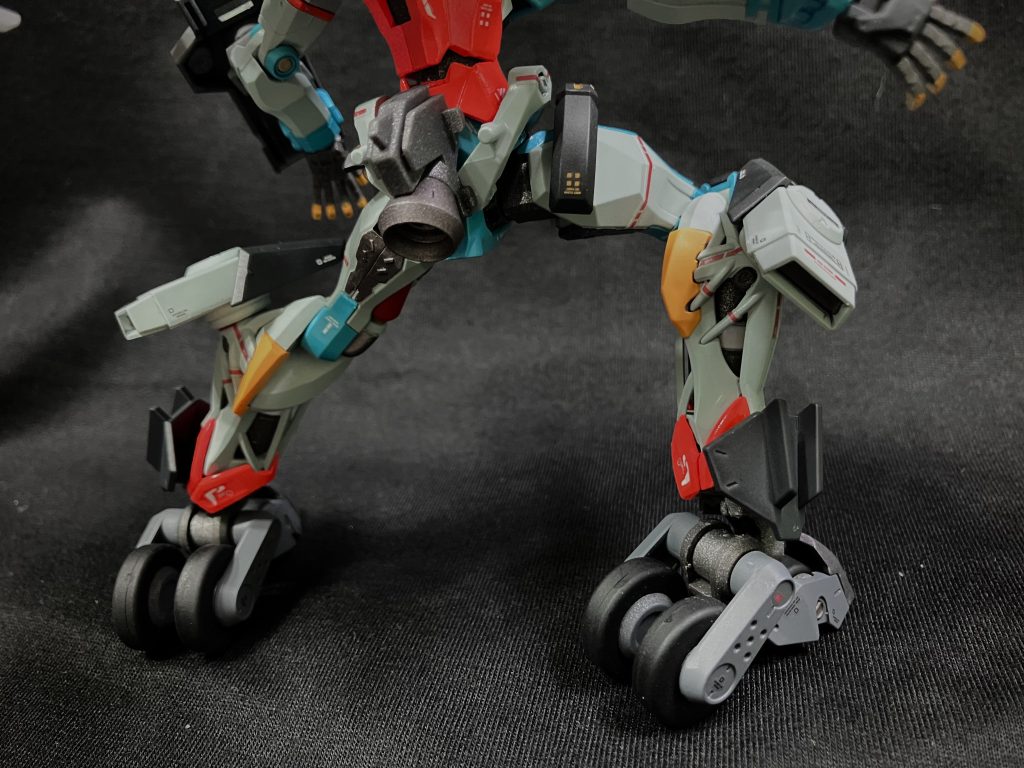 大きなスラスターで構成された足首をローラーダッシュ用のものに変更して、よりレースをイメージできる形に。その分、足の円形基部には大型スラスターを追加装備しています。また、腰部にもバーニアを追加。