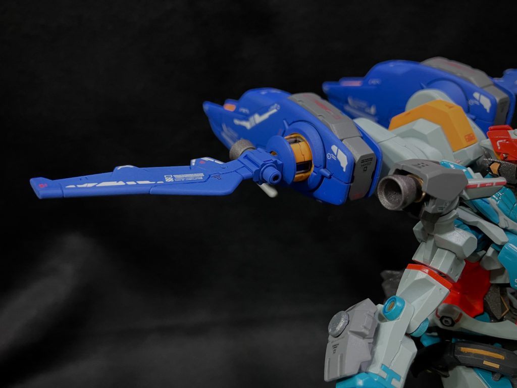 肩の円形基部も姿勢制御用のスラスターに変更。脚部、バックパックのウイングは滑空距離の延長と機動力、推進力に特化した機体構成としています。