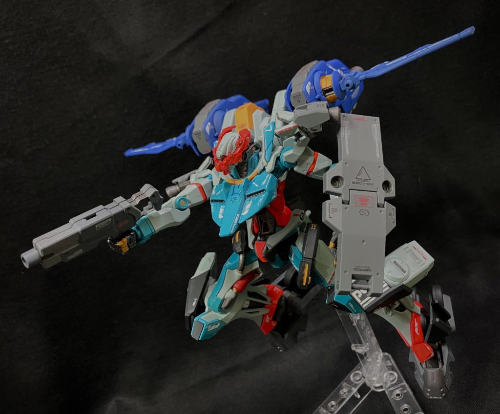 当時の武装は失われており、民生品のシールド。ビームや実弾の銃器は禁止されているため小型のショックガンを使用する。