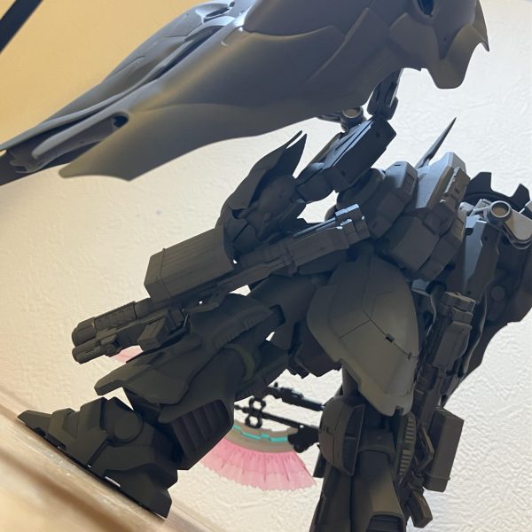 パーツの表面処理も終えてサーフェイサー吹きました。僕サフ吹いた状態大好きなので何枚か写真撮って供養しておきますね。（7枚目）