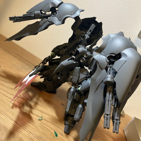 パーツの表面処理も終えてサーフェイサー吹きました。僕サフ吹いた状態大好きなので何枚か写真撮って供養しておきますね。（6枚目）
