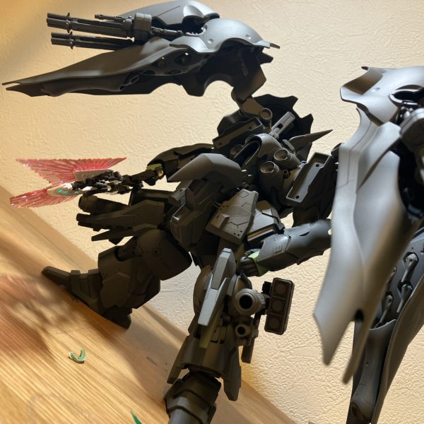 パーツの表面処理も終えてサーフェイサー吹きました。僕サフ吹いた状態大好きなので何枚か写真撮って供養しておきますね。（3枚目）