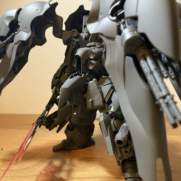 パーツの表面処理も終えてサーフェイサー吹きました。僕サフ吹いた状態大好きなので何枚か写真撮って供養しておきますね。（1枚目）