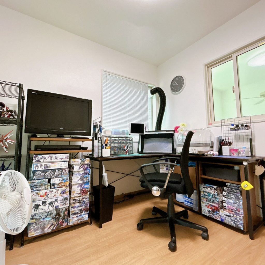 作品名：<p>お部屋大改造♪ (完成)完成品や積みプラ、ジャンクパーツが増え、収まらなくなってきたので、整理も兼ねて作業スペースを一新！！ ジャンクパーツはダイソーの小物入れにまとめ、ディスプレイはスチールラックに […]</p>

