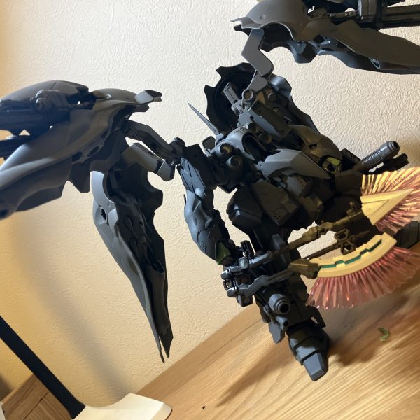 パーツの表面処理も終えてサーフェイサー吹きました。僕サフ吹いた状態大好きなので何枚か写真撮って供養しておきますね。（4枚目）