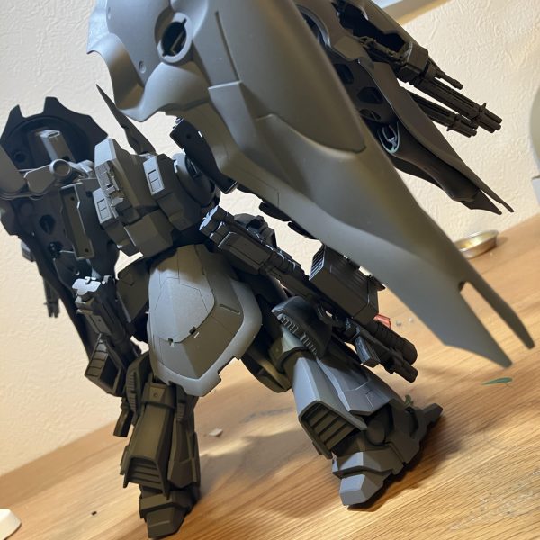パーツの表面処理も終えてサーフェイサー吹きました。僕サフ吹いた状態大好きなので何枚か写真撮って供養しておきますね。（5枚目）