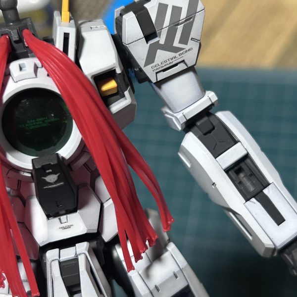 ガンダムのデカールってコーションデカールはわりと簡単だけど、こういうのはソフターとか使わないと貼れないんですよね。（2枚目）