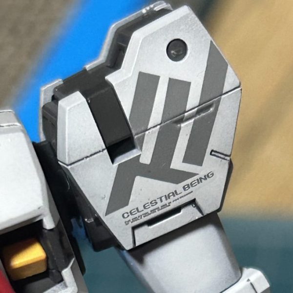 ガンダムのデカールってコーションデカールはわりと簡単だけど、こういうのはソフターとか使わないと貼れないんですよね。（1枚目）