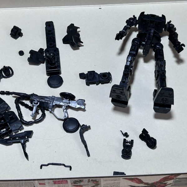 黒いパーツのゲート処理と組める部分の組み立てを終えたので、今回はサフレスで塗装していきます。下地やプラが透けそうな色であればサフを吹きますが、今回はなしで。グレーのパーツもメカサフで仕上げようと思いま。。。黒立ち上げですね。とりあえず、黒いパーツたちを仕上げます。