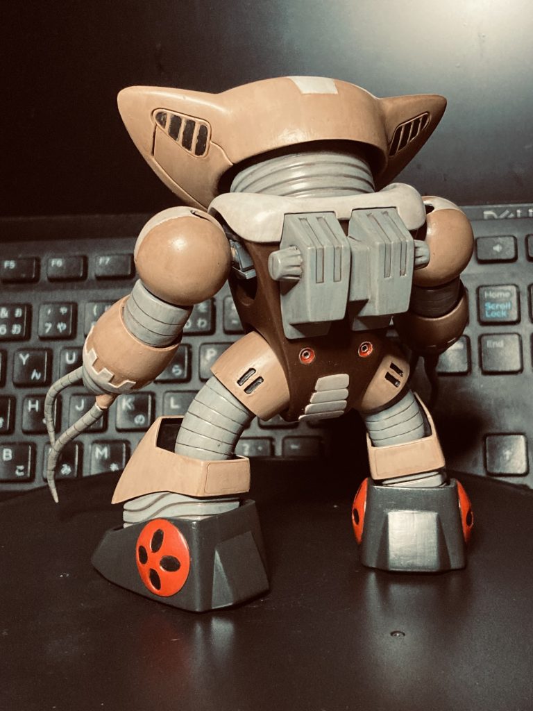 キットのままだと背面襟周りのディテールが曖昧だったので、エポパテ盛って作成しました。バックパックをめり込ませるのが思いのほか上手くいきました。