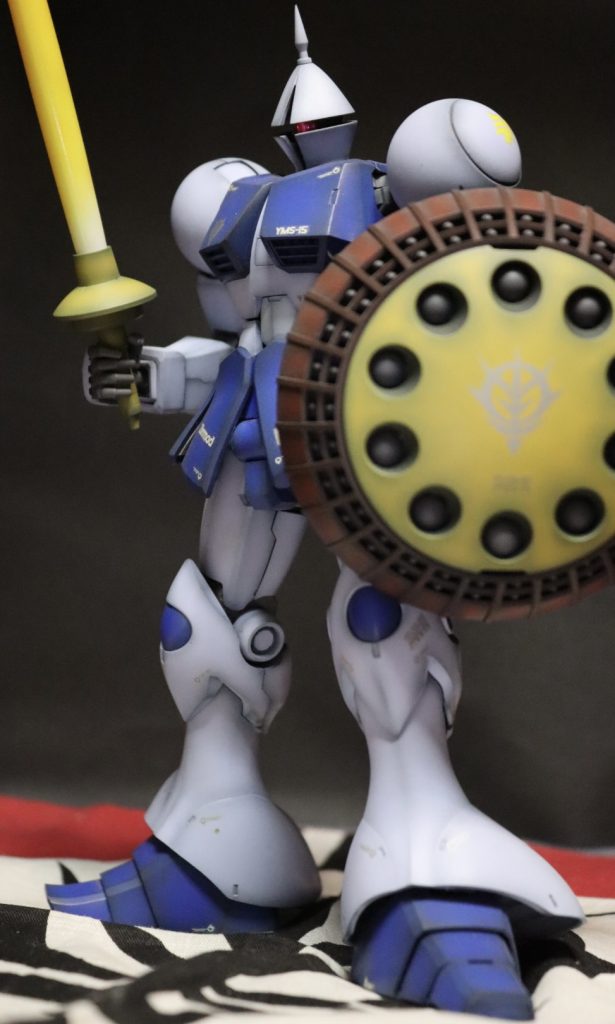 ビームサーベルを塗って無かった(技術がなかった)ので蛍光イエロー吹いたら明るすぎたのでクリアーオレンジを混ぜたらよくなりました。モノアイがHアイズの小さいのが着いていたのでハイキューパーツに交換して蛍光ピンクを塗りました。