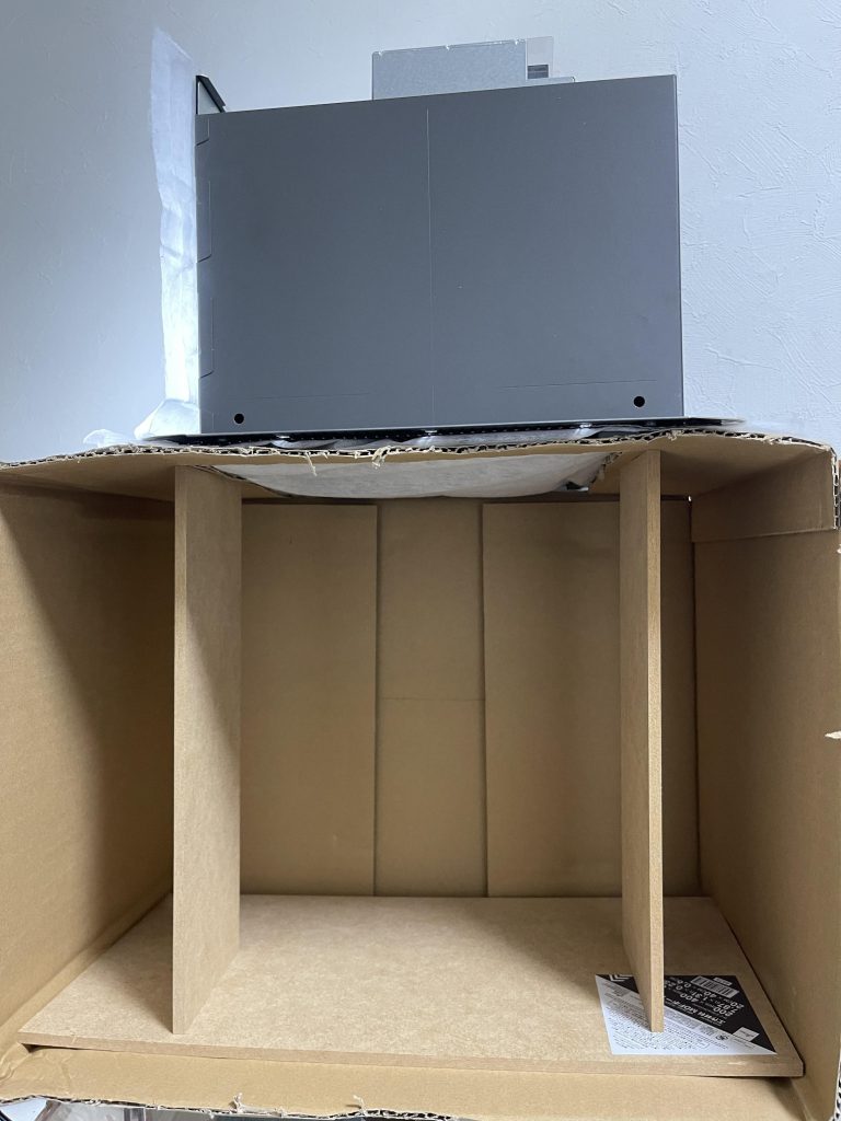 塗装ブースは自作です。まだまだ改良する予定ですが、今回はこれでやりました。ファンはPanasonicのFY-24BM6Kというシロッコファンです。箱はこのファンが入っていたものを使用してます。中の板はダンボールが重みで潰れるので、その補強です。こんなものでも結構吸ってくれます。音は自宅のお風呂とかキッチンの換気扇くらいですね。私の場合、排気できる環境がなく「塗料のミストが部屋に散らなければOK」という条件なので排気用のダクトホースは付けていません。臭いは防毒マスクと気合いで対処です。以上です。見ていただきありがとうございました。