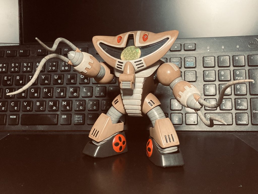 とにかく全身刻んでくり抜いて、好みのプロポーションに近づけるよう加工しました。ヒートロッドは途中で分断して、長短どちらの状態にも出来るようにしています。塗装はファレホオール筆塗り。ウォッシングとポリウレタンバーニッシュで艶を整えました。