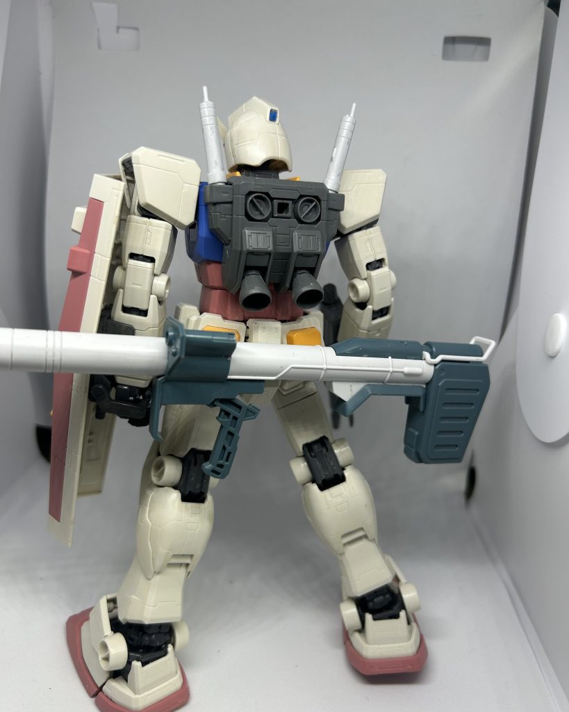 バックパック。いい感じ。武器。悪くない。ビームサーベルがいつのまにか片方無くなってたんで、別のやつから持ってきました。……どこ行ったんだろ……。バズーカは新しい方のアレックスに付いてたやつです。シールドは、十字マークやっぱいらんなぁって思い出したんで、外して1ミリプラ棒で適当に塞ぎました。