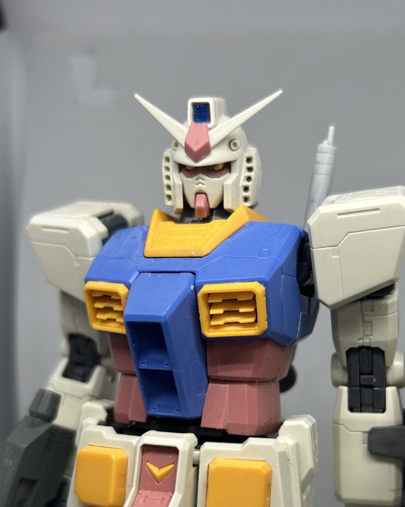 頭部。頬のダクトを開口しました。うむ、イケメン。胴体。弄らなくてもガッチリだけど、少しRX78-2から変化を持たせたくてダクトのフィンと首周りを少しずつ削って形状変更しました。