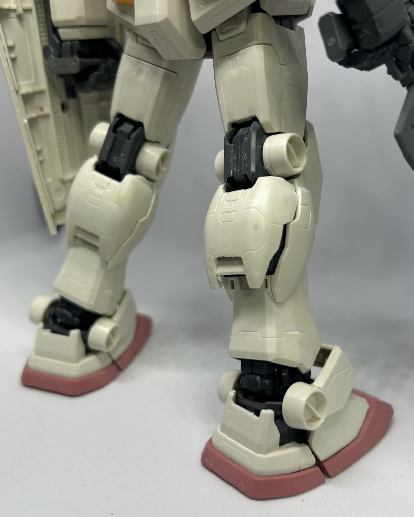 脚部。ふくらはぎのスラスター部分の開口、及び縁を薄く。ダム成分も素敵。