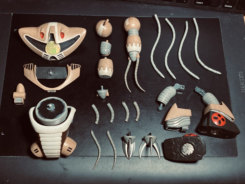 脚部はガニ股になりすぎない様意識して調整しました。腿側にはボールデンアームズの関節を仕込んだものの、ぶら下がり構造にした腿アーマーが干渉して可動はイマイチです😓足首周りの関節はHGUCアッガイから移植。アッグガイのスネ・靴に収まるようにジャバラの幅を詰めています。足裏はプラ板でディテール作りました。雑です😅スクリューはHGUCアッガイから切り出して使用しました。