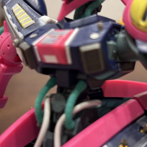 夜な夜な加工を楽しんでいたバウンド・ドッグ。そろそろ疲れてきたので洗ってサフ吹いて、塗装できればなと思っています。人生でこんなにスジボリしたの初めてです。めっちゃディテールアップされてる方、本気で尊敬します😭いっぱい掘ったり貼ったりしてるので、すぐには無理だろうなぁ〜（3枚目）