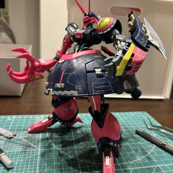 夜な夜な加工を楽しんでいたバウンド・ドッグ。そろそろ疲れてきたので洗ってサフ吹いて、塗装できればなと思っています。人生でこんなにスジボリしたの初めてです。めっちゃディテールアップされてる方、本気で尊敬します😭いっぱい掘ったり貼ったりしてるので、すぐには無理だろうなぁ〜（7枚目）