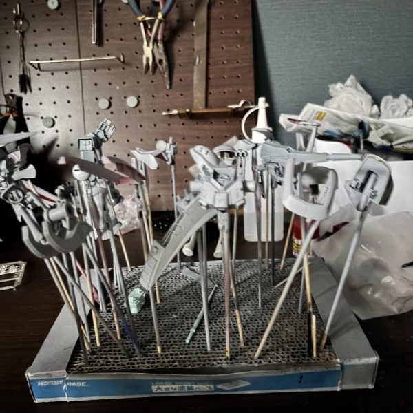 サフ完了。サフ萌え状態です❤️加工中は色がチグハグで、進んでる感がなかったのですが、サフ吹くと一気に作品がしまり、ゴールが見えてきますね😊モチベーションのためにこまめに吹いてりゃよかったなぁと反省です。モールドが埋まったところ、スジボリによるめくれ、接着剤の剥がれ、サフが浮き彫りにしてくれました。手直しして塗装に入ります。（2枚目）