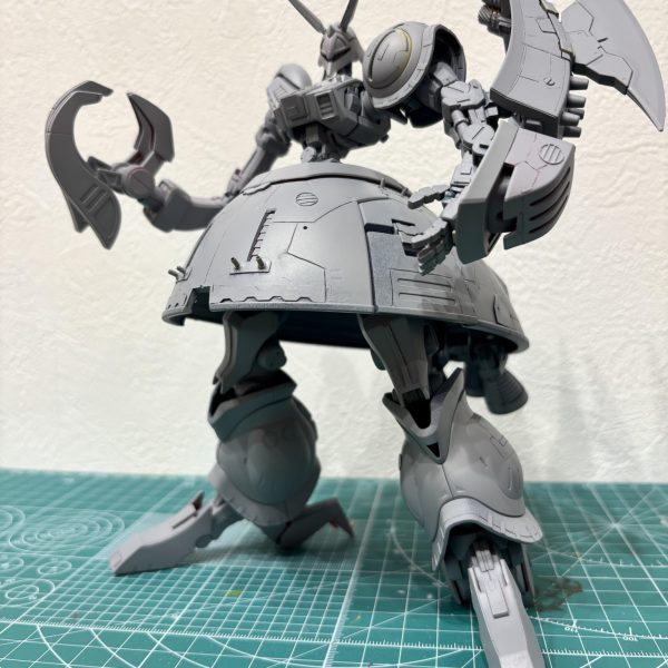 サフ完了。サフ萌え状態です❤️加工中は色がチグハグで、進んでる感がなかったのですが、サフ吹くと一気に作品がしまり、ゴールが見えてきますね😊モチベーションのためにこまめに吹いてりゃよかったなぁと反省です。モールドが埋まったところ、スジボリによるめくれ、接着剤の剥がれ、サフが浮き彫りにしてくれました。手直しして塗装に入ります。（3枚目）