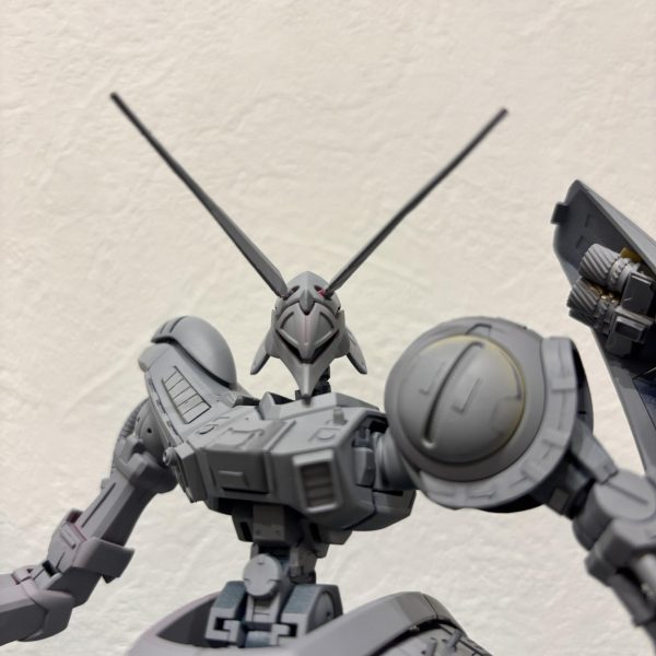 サフ完了。サフ萌え状態です❤️加工中は色がチグハグで、進んでる感がなかったのですが、サフ吹くと一気に作品がしまり、ゴールが見えてきますね😊モチベーションのためにこまめに吹いてりゃよかったなぁと反省です。モールドが埋まったところ、スジボリによるめくれ、接着剤の剥がれ、サフが浮き彫りにしてくれました。手直しして塗装に入ります。（4枚目）