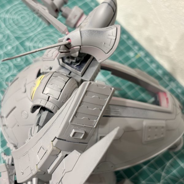 サフ完了。サフ萌え状態です❤️加工中は色がチグハグで、進んでる感がなかったのですが、サフ吹くと一気に作品がしまり、ゴールが見えてきますね😊モチベーションのためにこまめに吹いてりゃよかったなぁと反省です。モールドが埋まったところ、スジボリによるめくれ、接着剤の剥がれ、サフが浮き彫りにしてくれました。手直しして塗装に入ります。（5枚目）