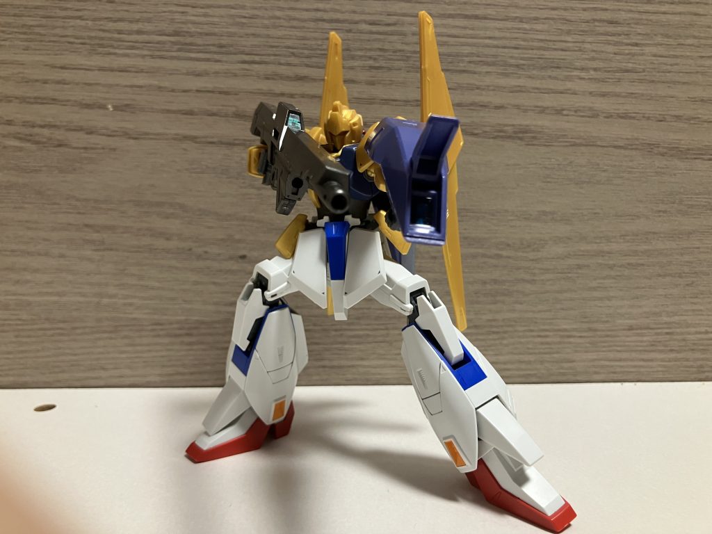 フラッシュシールドシールドとしても目眩しとしても使えるような汎用武装作者の癖です