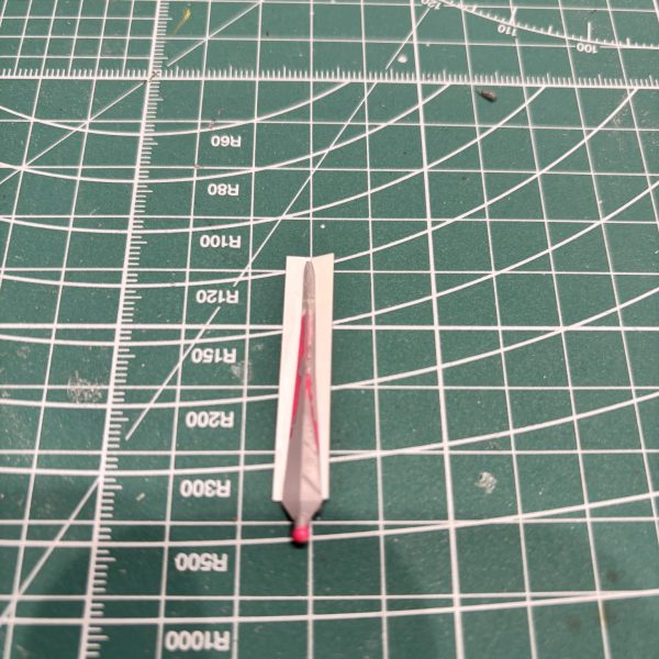 雑誌によくある「アンテナ延長、シャープ化」をお手本に作成しましたが、上手くいきませんでした😅（ラインが波打つ、中心線が歪む、凸凹）というわけで作り直しです。現状のアンテナにプラ板を貼り付けて加工しました。大きく、厚くなりましたが、ゼロから作るスキルはないので自己ベストかと😅プラ板ありがたいです。苦手な直線しっかり出してくれました⭐️ アンテナ加工上手な方いたらアドバイス欲しいです⭐️⭐️（2枚目）