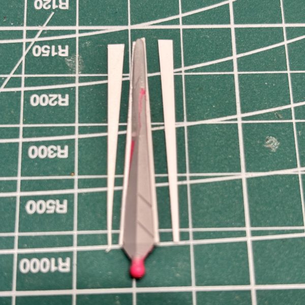 雑誌によくある「アンテナ延長、シャープ化」をお手本に作成しましたが、上手くいきませんでした😅（ラインが波打つ、中心線が歪む、凸凹）というわけで作り直しです。現状のアンテナにプラ板を貼り付けて加工しました。大きく、厚くなりましたが、ゼロから作るスキルはないので自己ベストかと😅プラ板ありがたいです。苦手な直線しっかり出してくれました⭐️ アンテナ加工上手な方いたらアドバイス欲しいです⭐️⭐️（3枚目）