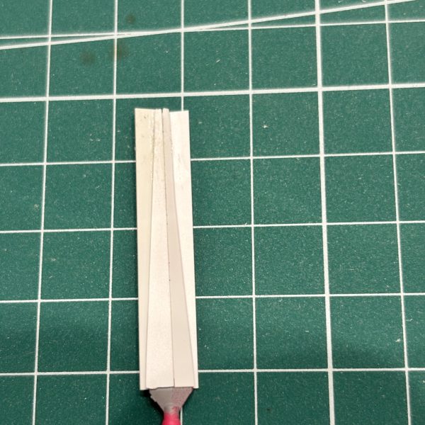 雑誌によくある「アンテナ延長、シャープ化」をお手本に作成しましたが、上手くいきませんでした😅（ラインが波打つ、中心線が歪む、凸凹）というわけで作り直しです。現状のアンテナにプラ板を貼り付けて加工しました。大きく、厚くなりましたが、ゼロから作るスキルはないので自己ベストかと😅プラ板ありがたいです。苦手な直線しっかり出してくれました⭐️ アンテナ加工上手な方いたらアドバイス欲しいです⭐️⭐️（4枚目）