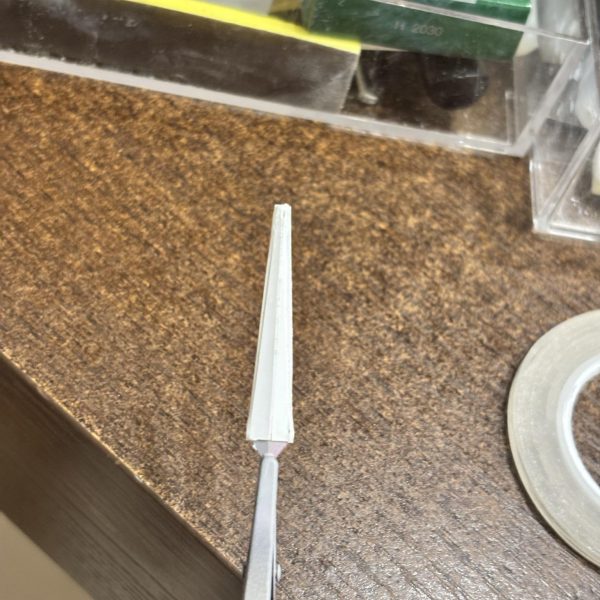 雑誌によくある「アンテナ延長、シャープ化」をお手本に作成しましたが、上手くいきませんでした😅（ラインが波打つ、中心線が歪む、凸凹）というわけで作り直しです。現状のアンテナにプラ板を貼り付けて加工しました。大きく、厚くなりましたが、ゼロから作るスキルはないので自己ベストかと😅プラ板ありがたいです。苦手な直線しっかり出してくれました⭐️ アンテナ加工上手な方いたらアドバイス欲しいです⭐️⭐️（5枚目）