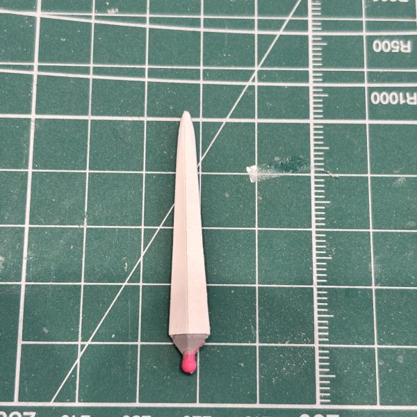 雑誌によくある「アンテナ延長、シャープ化」をお手本に作成しましたが、上手くいきませんでした😅（ラインが波打つ、中心線が歪む、凸凹）というわけで作り直しです。現状のアンテナにプラ板を貼り付けて加工しました。大きく、厚くなりましたが、ゼロから作るスキルはないので自己ベストかと😅プラ板ありがたいです。苦手な直線しっかり出してくれました⭐️ アンテナ加工上手な方いたらアドバイス欲しいです⭐️⭐️（6枚目）