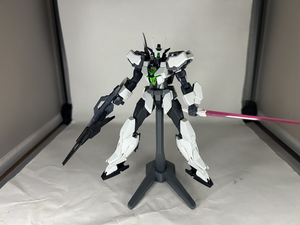 素体のアンゲロス・ストライクは基本的な装備で構成されている。 詳しくはアンゲロス・コアで説明しております。アンゲロス・コアからの変更点はビームライフルだけなので、詳細をお話すると標準的な仕様と変わらない専用デザインのビームライフルとなる。